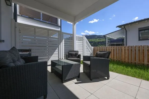 Terrasse mit Sitzgelegenheit und Aussicht in die Berge  Bergzeit by Alpenidyll Apartments
