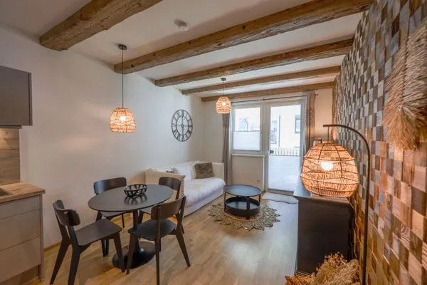 Wohnzimmer mit Zugang Balkon  Bergzeit by Alpenidyll Apartments
