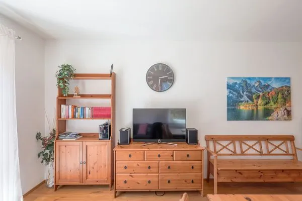 Wohnzimmer mit Sofa und Fernseher  Dachsteinblick by Alpendyll Apartments