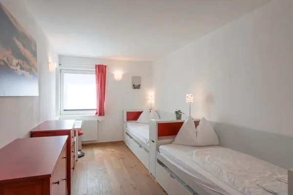 Schlafzimmer 2, 2 Einzelbetten mit Ausziehfunktion  Dachsteinblick by Alpendyll Apartments