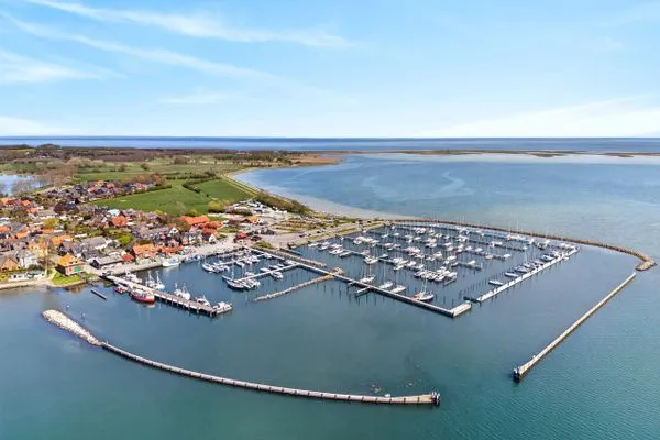 Landschaft  Ferienhaus zwischen Fjord und Meer
