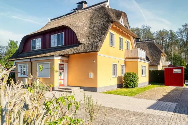 Aussenansicht mit Parkplatz  Haus Leni