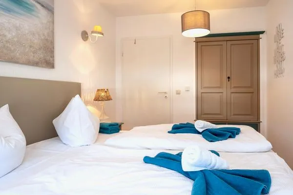 Schlafzimmer mit Doppelbett und Kleiderschrank Residenz am Strand Wohnung 2-28