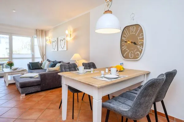 Essbereich mit Blick zum Sofa Residenz am Strand Wohnung 2-28
