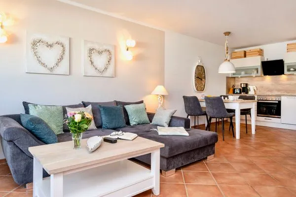 Wohnbereich mit Sofa und Essbereich Residenz am Strand Wohnung 2-28