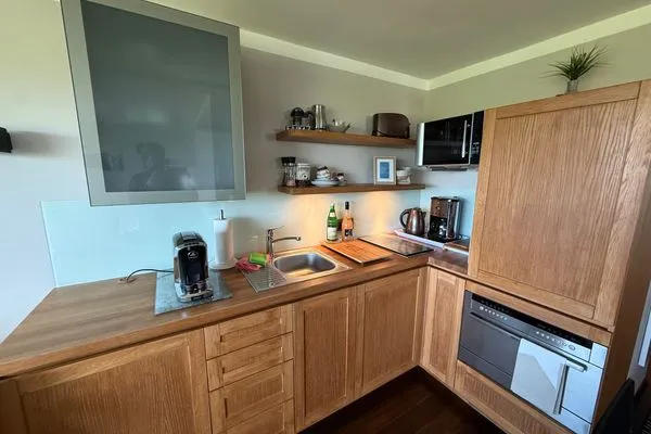 offene Küche Ferienwohnung Brandenburgerstr. 11 - Dühne16 mit kleinem Meerblick /  PKW-Stellplatz außen ist mit einem Außweis zu versehen als Berechtigung.