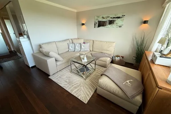 gemütliches Ecksofa Ferienwohnung Brandenburgerstr. 11 - Dühne16 mit kleinem Meerblick /  PKW-Stellplatz außen ist mit einem Außweis zu versehen als Berechtigung.