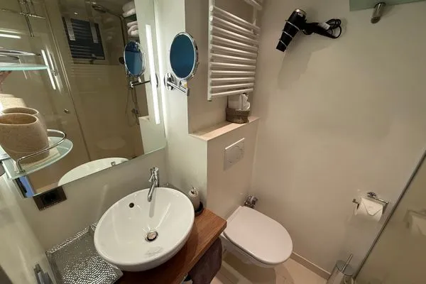 Badezimmer Ferienwohnung Brandenburgerstr. 11 - Dühne16 mit kleinem Meerblick /  PKW-Stellplatz außen ist mit einem Außweis zu versehen als Berechtigung.