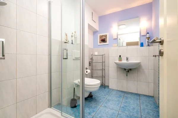 Badezimmer mit Dusche  Villa Carpe Diem - Wohnung 2