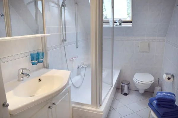Bad mit Badewanne und WC  Knutt im Mühlenpark