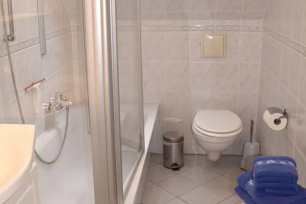 Bad mit Badewanne und WC  Knutt im Mühlenpark