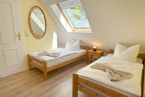 Schlafzimmer II mit zwei Einzelbetten (je 90x200m) Bettwäsche und Handtücher gegen Aufpreis  Knutt im Mühlenpark