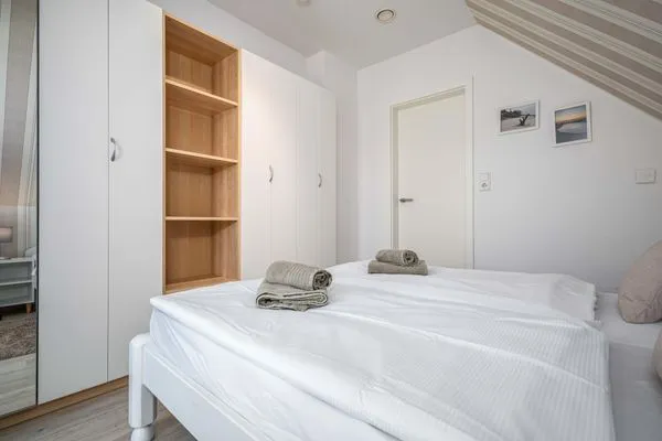 Schlafzimmer mit Doppelbett  Meeresrauschen 1