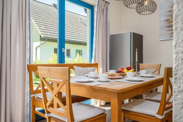 Blick auf den Esstisch in der offenen Küche  Meeresrauschen 1