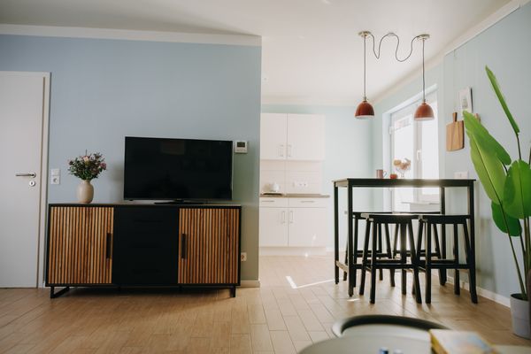  Haus Derk Juist - Bungalow Borkum - Wohnzimmer mit Blick Richtung Terrassentür und Küche