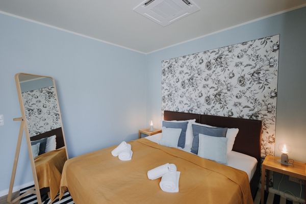  Haus Derk Juist - Bungalow Borkum - Schlafzimmer mit Doppelbett