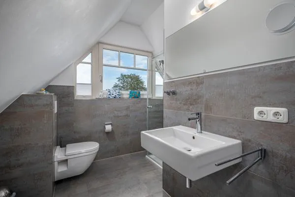 Bad mit Dusche und WC Mühlenstrasse 23 - Wohnung Oberdeck