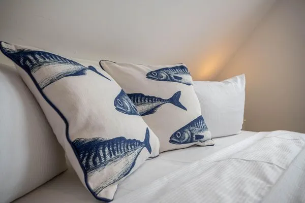 Detailaufnahme der Dekokissen auf dem Bett Mühlenstrasse 23 - Wohnung Oberdeck