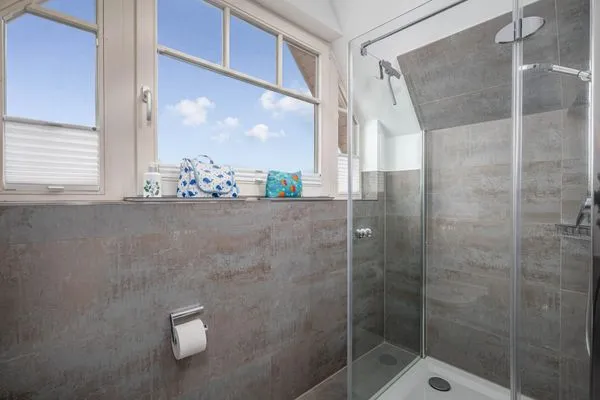 Bad mit Dusche und WC Mühlenstrasse 23 - Wohnung Oberdeck