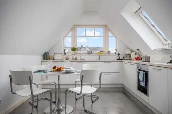 offene Küche mit Esstisch Mühlenstrasse 23 - Wohnung Oberdeck