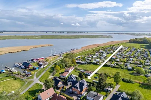 Blick auf das Haus und den Bodden Mühlenstrasse 23 - Wohnung Oberdeck
