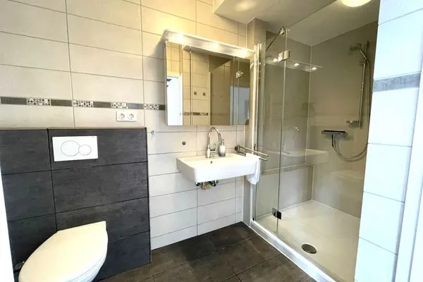 Badezimmer im EG mit großer Dusche  Landhaus Markerup