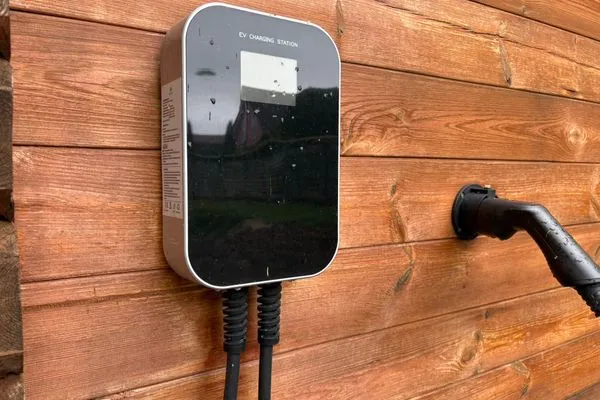 E-Ladestation am Parkplatz in Absprache mit Gastgebern nutzbar  Ferienapartment Zur guten Quelle