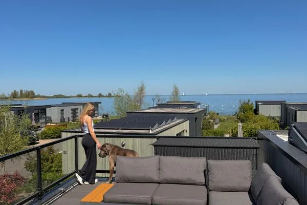  EuroParcs Enkhuizer Strand Cube Elite Paradiso mit Zaun Haus Nr. 211