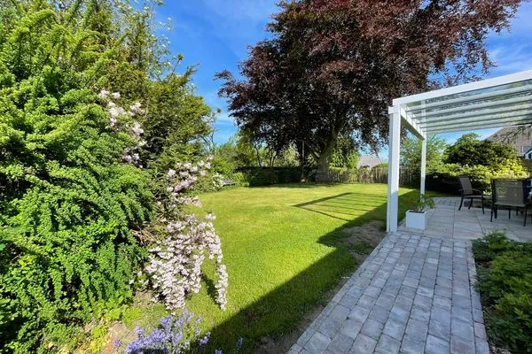 Eingezäunter Garten mit Schaukel und Rutsche  Ferienhaus Landliv Huus