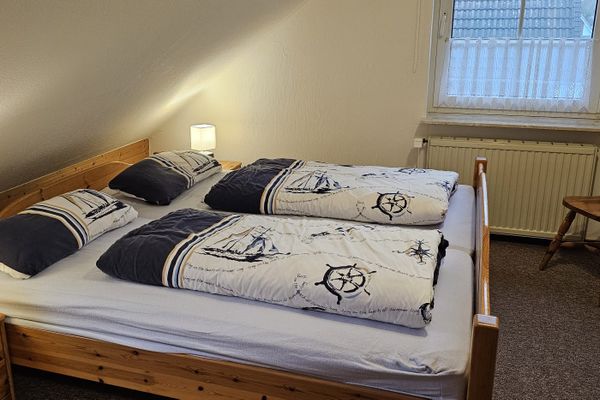  Ferienhaus Medemstern I Otterndorf - Schlafzimmer mit Doppelbett