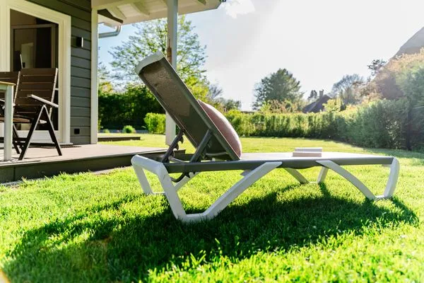 Sonnenliege im Garten  Fördezauber