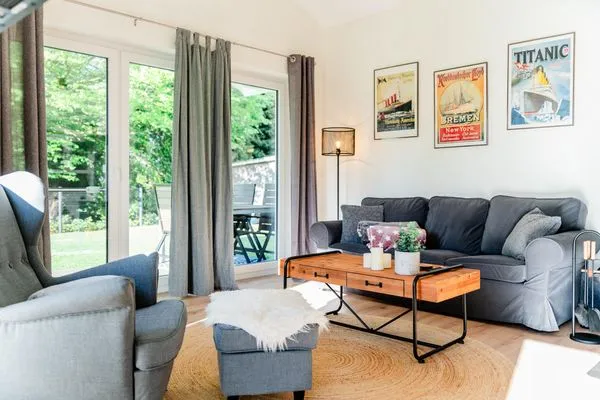 Wohnzimmer mit Couch, Ofen, Sessel und TV  Fördezauber