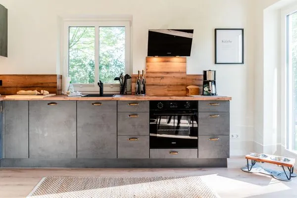 Küche mit Filterkaffeemaschine, Mikrowelle, Geschirrspüler  Fördezauber