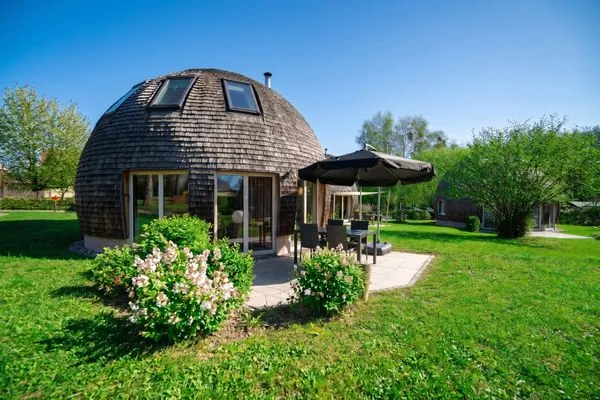 Ferienhaus Tamika am Tollensesee - Blick auf das Kugelhaus mit Terrasse  Tamika