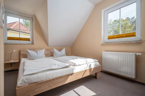 Schlafzimmer mit Doppelbett Am Deich Am Deich Haus 16 - Ostseewelle