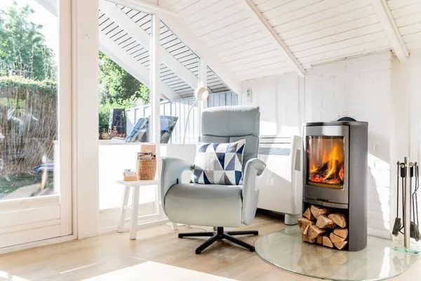Wohnzimmer mit Ofen, TV, Couch, Relaxsessel  Lille Hus