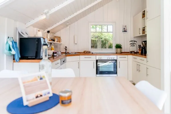 Offene Wohnküche mit Jura-Kaffeemaschine, Geschirrspüler, Mikrowelle uvm.  Lille Hus