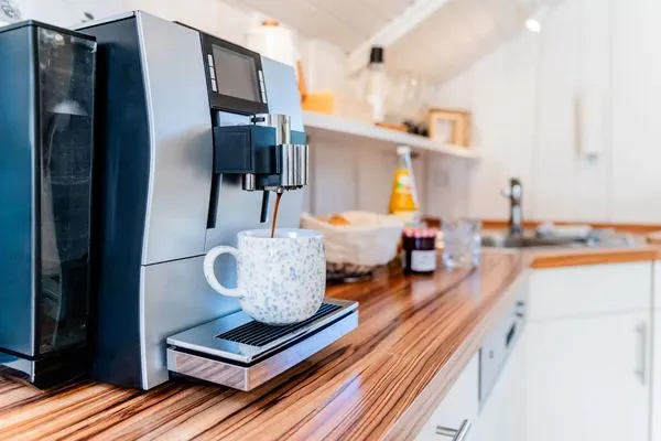 Offene Wohnküche mit Jura-Kaffeemaschine, Geschirrspüler, Mikrowelle uvm.  Lille Hus