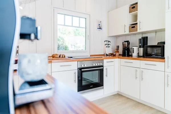 Offene Wohnküche mit Jura-Kaffeemaschine, Geschirrspüler, Mikrowelle uvm.  Lille Hus