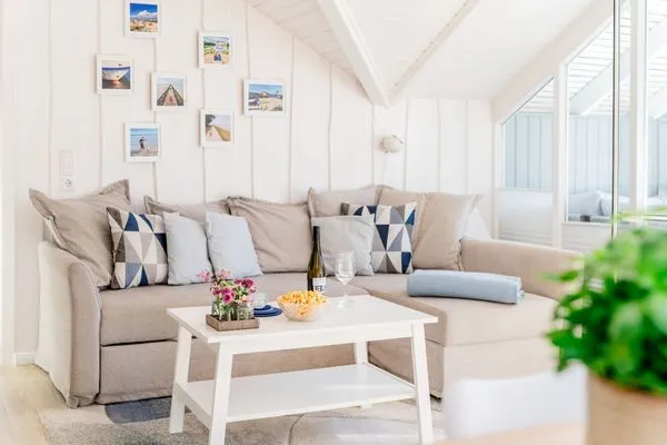 Wohnzimmer mit Ofen, TV, Couch, Relaxsessel  Lille Hus