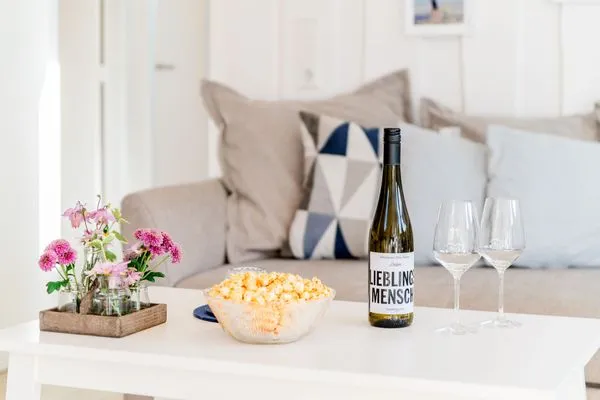 Wohnzimmer mit Ofen, TV, Couch, Relaxsessel  Lille Hus