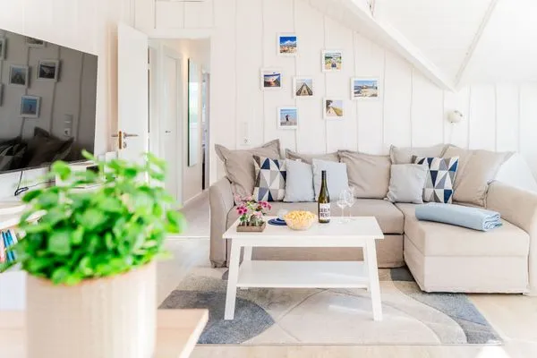 Wohnzimmer mit Ofen, TV, Couch, Relaxsessel  Lille Hus