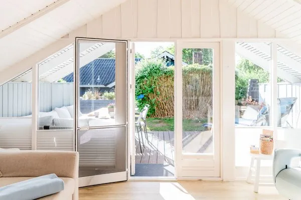 Wohnzimmer mit Zugang zur Terrasse  Lille Hus