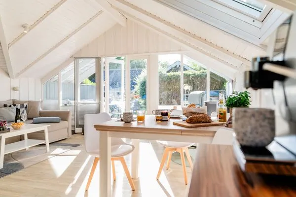Offenes Wohnzimmer mit Esstisch und direktem Anschluss zur Küche  Lille Hus