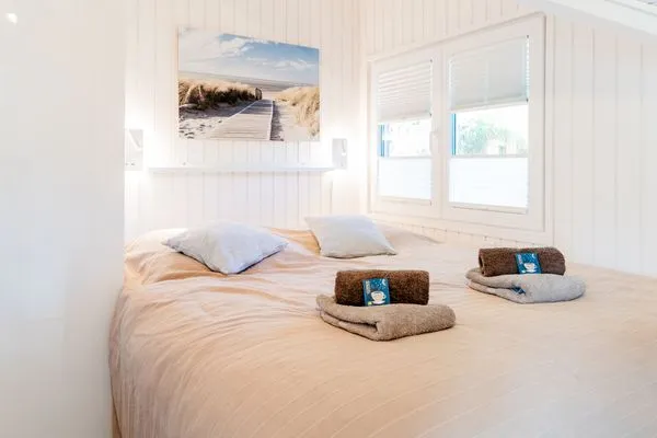 Schlafzimmer mit Doppelbett (160 x 200 cm) Boxspring und Kleiderschrank  Lille Hus