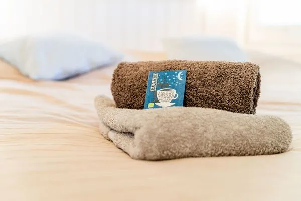 Schlafzimmer mit Doppelbett (160 x 200 cm) Boxspring und Kleiderschrank  Lille Hus