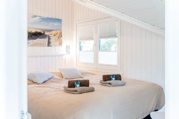 Schlafzimmer mit Doppelbett (160 x 200 cm) Boxspring und Kleiderschrank  Lille Hus