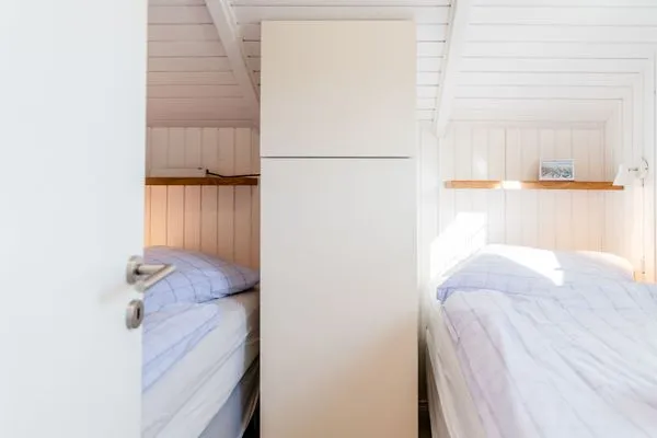Schlafzimmer mit zwei Einzelbetten, Boxspring und Kleiderschrank  Lille Hus