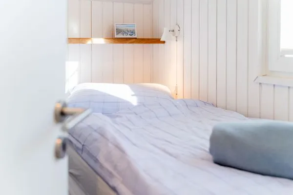 Schlafzimmer mit zwei Einzelbetten, Boxspring und Kleiderschrank  Lille Hus