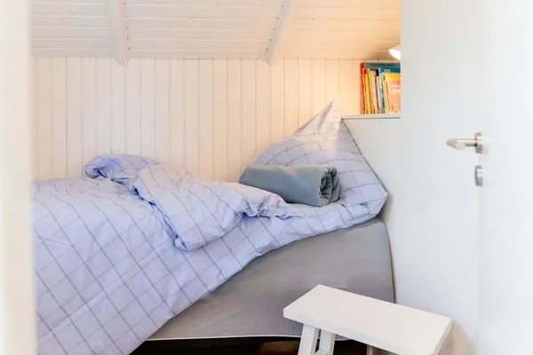 Schlafzimmer mit einem Einzelbett, Boxspring und Kleiderschrank  Lille Hus